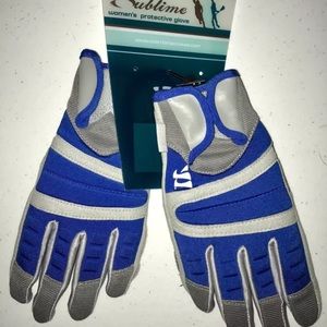 Women’s laCrosse gloves size small- NEW!